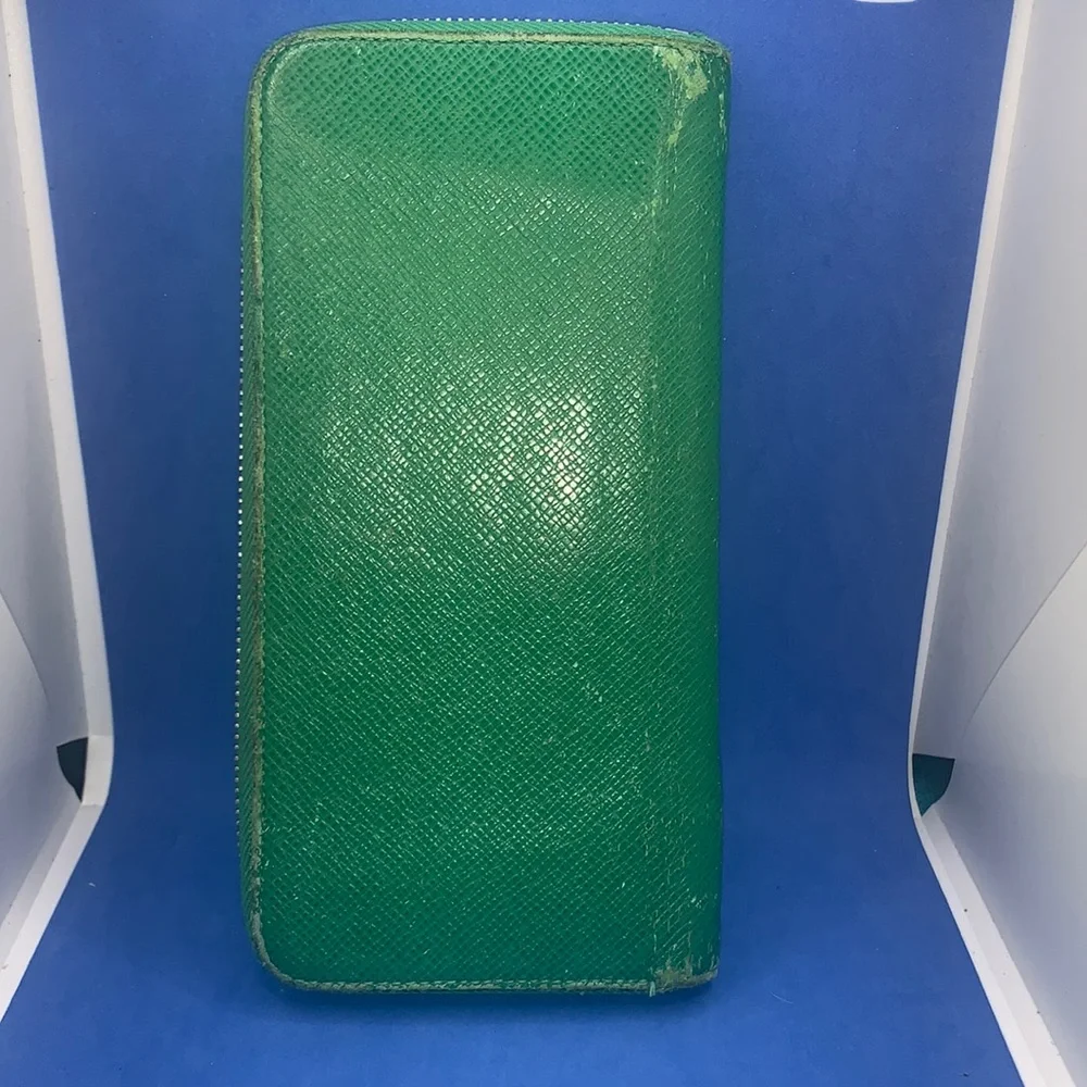 - 💚‎ 🔥 LOUIS VUITTON Green & gold Leather Zippy Wallet 📌 broken zipper